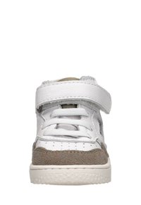 Weißer Sneaker mit grauen Wildlederakzenten, Schnürdesign und einem Klettverschluss. Mit Perforationen an der Zehe für Atmungsaktivität.