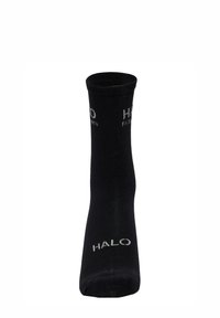 Svart strumpa i tyg med ribbat mönster. "HALO"-logotyp tryckt i vitt på sidan, med en höjd som når ankeln.