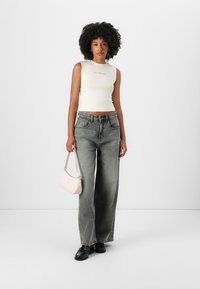 Guess Originals GO OPEN BACK SCRIPT TEE - Débardeur - sandy shore