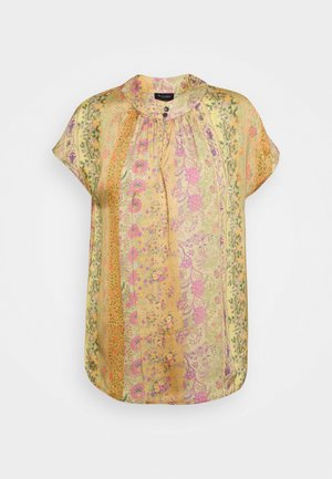 Korte mouwen blouse met verticale bloemen- en bladpatronen in geel, roze, oranje en groene tinten, met een ronde halslijn met twee knopen.