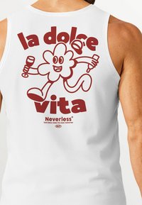 Weißes Tanktop mit einem roten grafischen Design, das eine lächelnde Blumenfigur zeigt, die eine Tasse und einen Pinsel hält, sowie den Text "la dolce vita".