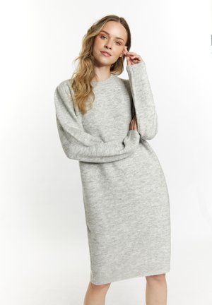 Hellgraues Strickkleid mit langen Ärmeln, gerippten Bündchen und lässiger Passform, ausgestattet mit einem runden Ausschnitt und strukturiertem Stoff.