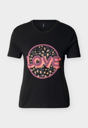 Fekete rövid ujjú póló nagy kör alakú leopárdmintával és rózsaszín 3D stílusú "LOVE" felirattal, amely a póló elejének közepén található.