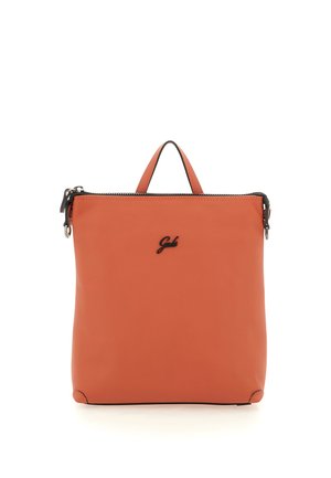 Borsa quadrata in pelle liscia arancione con cerniera superiore, manico corto, logo nero e dettagli di cucitura minimi.
