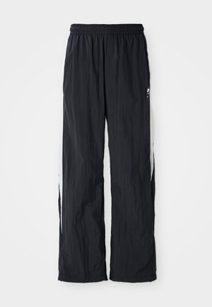 Zwarte nylon trainingsbroek met een elastische tailleband, voorzien van witte zijpanelen en een subtiele logo-detail aan de voorkant.