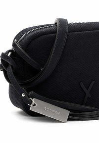 Navy zila pārsega soma, kas izgatavota no teksturēta materiāla, ar rāvējslēdzēja aizdari, logotipa akcentu un metāla birku ar uzrakstu "SURI FREY."