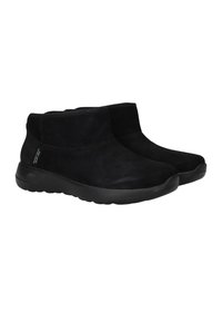 Stivaletti neri in suede ai polpacci con punta arrotondata, pannelli elastici e suola in gomma testurizzata per una migliore aderenza. Design semplice con hardware minimal.