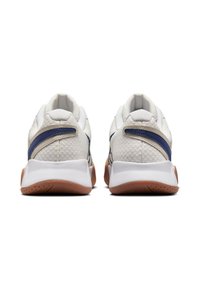 Nike Performance COURT LITE 4 - Tennissko til multicourt - summit white binary blue light bone