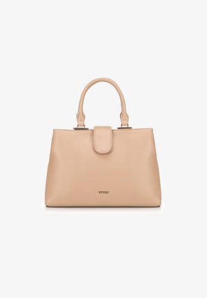 Bolso beige fabricado en material sintético suave, con una forma estructurada, asas dobles redondeadas y cierre de broche. Detalle del logo en dorado.