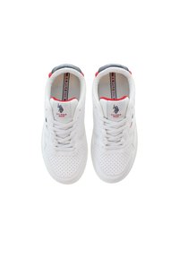 Sneaker bianche con tomaia in pelle liscia, con perforazioni, accenti rossi e blu e un'etichetta con logo sulla linguetta. Corde piatte incluse.