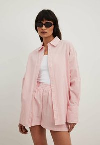 LÄSSIGES  - Pogājama blūze - pink stripe