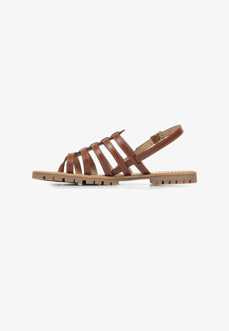 Sandale en cuir marron avec plusieurs sangles verticales, design à bout ouvert, semelle plate et bride de cheville ajustable. Semelle extérieure texturée pour une bonne adhérence.