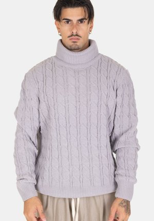 Maglione a collo alto di un delicato colore lavanda, realizzato in un tessuto a maglia testurizzata, con un motivo a treccia, polsini a coste e una vestibilità comoda.