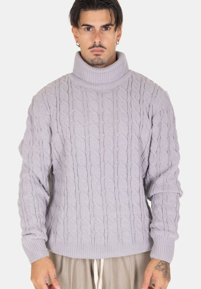 Maglione a collo alto di un delicato colore lavanda, realizzato in un tessuto a maglia testurizzata, con un motivo a treccia, polsini a coste e una vestibilità comoda.