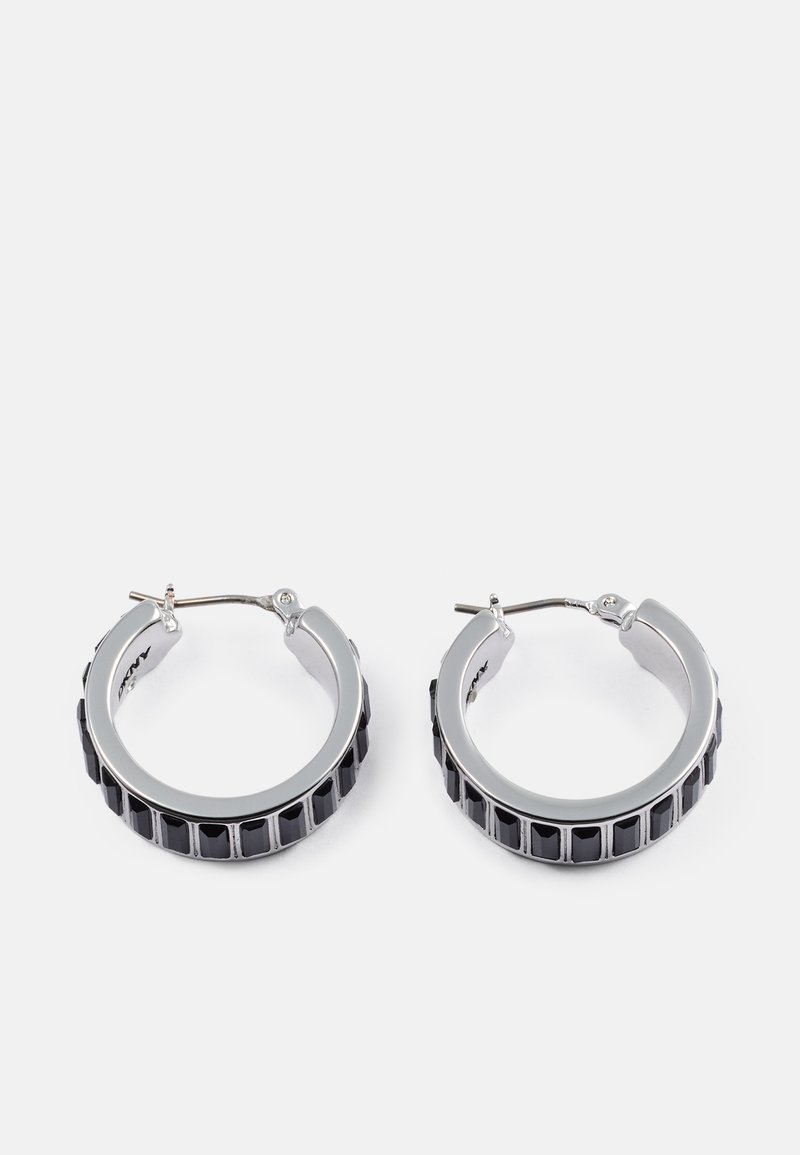 Sølvtone hoop øreringer med en sort teksturert bånd og vertikal utskjæringsmønster. Sirkulært design med en sikker lås.