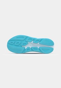 Lichtblauw sportieve schoenzool met gestructureerd rubber voor grip, duidelijke geometrische patronen en een witte accent met merkdetails.
