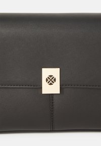 Clutch din piele neagră cu o textură netedă, formă rectangulară și sistem de închidere din metal cu tonuri de aur, având un design floral.