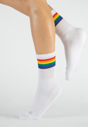 Weiße Socken mit einem gerippten Design, das horizontale Regenbogenstreifen am Bund aufweist. Die Socken sind glatt und passen eng um den Knöchel.