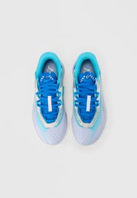 Αθλητικά παπούτσια γαλάζιου χρώματος με υφή στο επάνω μέρος, κορδόνια σε σκουρό μπλε αντίθεση, ανάγλυφες λεπτομέρειες και επενδεδυμένη γλώσσα για άνεση.