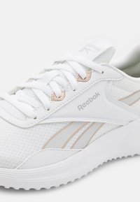 Reebok LITE 4 - Maanteejooksu jalatsid - footwear white/pugry2