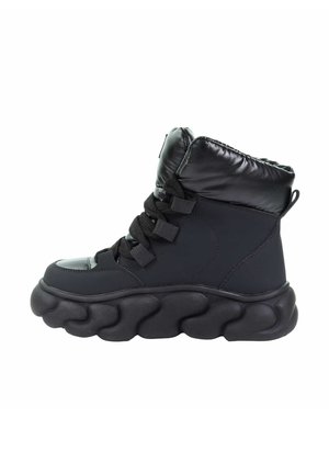 Czarne sneakersy w stylu mid-top z wyściełanym kołnierzem, masywną gumową podeszwą, sznurowanym przodem i gładkim wykończeniem przypominającym skórę. Teksturowane detale po bokach.