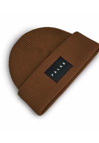 Berretto lavorato a maglia marrone con una texture a coste e un risvolto, caratterizzato da una toppa rettangolare nera con la scritta "FALKE" in bianco.