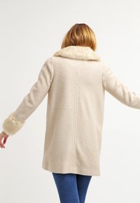 Miss Selfridge Cappotto corto - camel