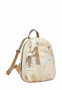 Mehrfarbiger Rucksack mit geometrischen Mustern, beigefarbenen und pastellfarbenen Tönen, glatter Textur und einem dekorativen Schlüsselanhänger mit Katzenmotiv.