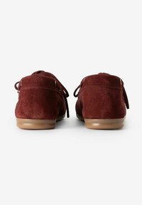 Burgunderfarbene Wildlederschuhe mit abgerundetem Rückendesign, glattem, tanfarbenem Sohlen und verstellbaren Schnürsenkeln an den Seiten für einen sicheren Sitz.