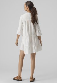 Vero Moda VMHELI 3/4 SHORT WVN GA - Kasdienė suknelė - snow white