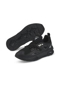 Zapatillas deportivas negras con parte superior de malla, suela de goma, cuello acolchado, cordones y acentos reflectantes, diseñadas para comodidad y soporte.