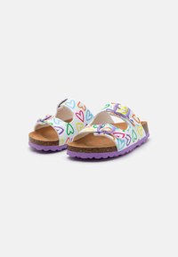 Sandali bianchi con motivi a cuore multicolore, suola in sughero, cinturini regolabili e suole in gomma viola. Design aperto per una buona traspirabilità.
