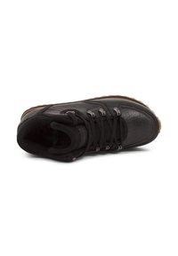 Botas de senderismo negras con parte superior de cuero texturizado y tela, con ojales metálicos, cordones negros y suela de goma marrón.