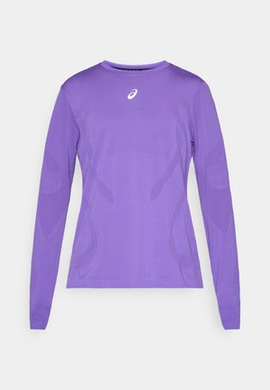 Langärmliges lila Sportshirt mit subtilen Textmustern und einem weißen Logo auf der Brustmitte vor einem schlichten Hintergrund.