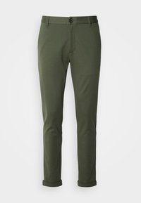 Pantalon slim vert olive avec fermeture à bouton, deux poches avant, revers de pantalon roulés et tissu lisse à texture.