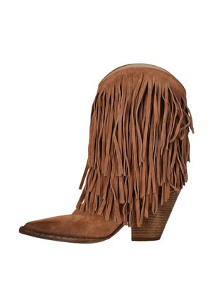 Stivaletto marrone in camoscio con dettagli a frange stratificate e tacco a blocchetto in legno impilato, punta appuntita inclinata su sfondo bianco.