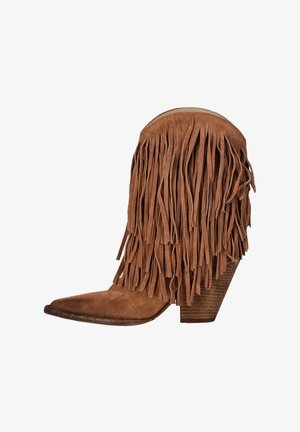 Stivaletto marrone in camoscio con dettagli a frange stratificate e tacco a blocchetto in legno impilato, punta appuntita inclinata su sfondo bianco.