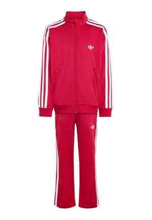 Rood Adidas trainingspak met witte drie strepen op mouwen en broek, jas met ritssluiting, en logo op borst en dij.