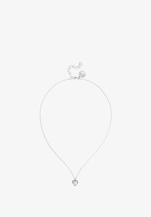 Collar de plata con una cadena delicada que presenta un pequeño colgante en forma de corazón. Cierre ajustable con un detalle de herraje circular.