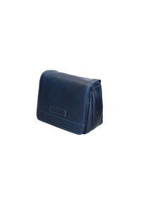 Borsa in pelle navy con forma rettangolare, patta pieghevole, cuciture in contrasto e una superficie testurizzata. Presenta un'etichetta con logo sul davanti.
