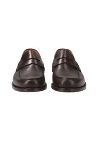 Braune Lederloafers mit einer glatten Oberfläche, die ein genähtes Design und eine abgerundete Zehenpartie aufweisen, sowie ein dekorativer Riemen zur Akzentuierung an der Vorderseite.