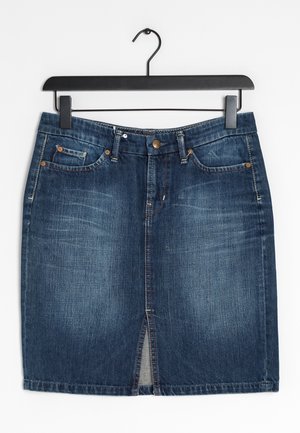 Mørkeblå denimnederdel med frontslids, bæltestropper, knaplukning og frontlommer ophængt på en sort bøjle mod en hvid baggrund.
