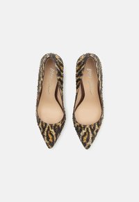 Scarpe con tacco a punta caratterizzate da un motivo animalier in nero, oro e marrone, con una parte superiore testurizzata in perline e una soletta beige liscia.