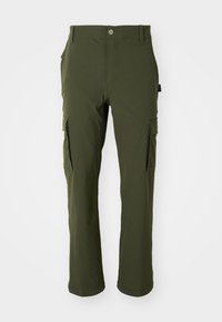 Pantalones cargo de color verde oliva, fabricados con un material ligero. Presentan piernas rectas, múltiples bolsillos laterales y un cierre de botón en la cintura.
