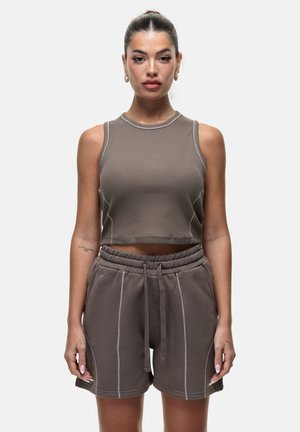 Bruin gecropte tanktop met een geribbelde textuur en ronde halslijn, gecombineerd met bijpassende hoge shorts met witte stiksels en een elastische tailleband.