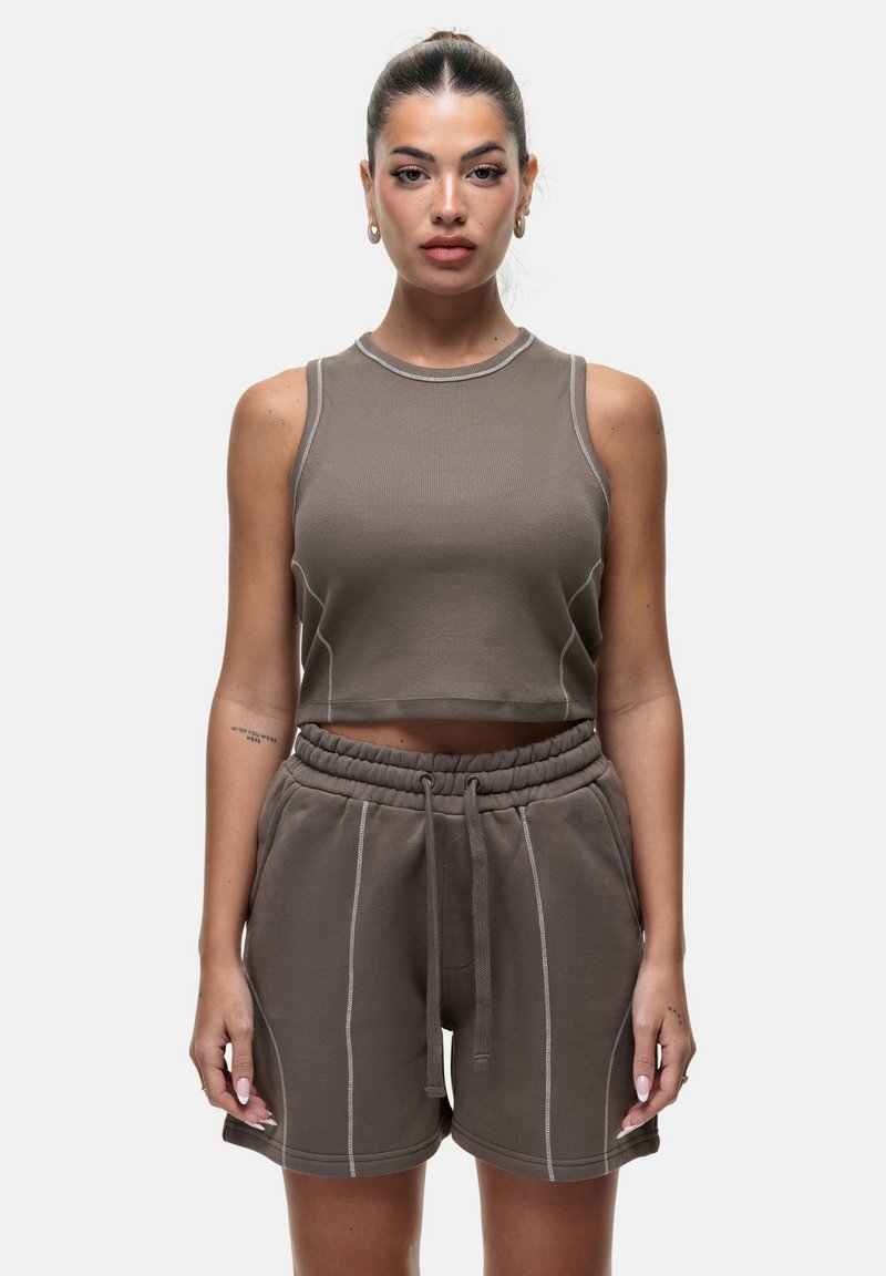 Bruin gecropte tanktop met een geribbelde textuur en ronde halslijn, gecombineerd met bijpassende hoge shorts met witte stiksels en een elastische tailleband.