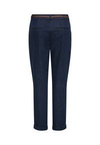 Pantaloni blu navy a gamba stretta con orli risvoltati e cintura marrone intrecciata, mostrati da dietro con due tasche a filetto.