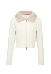 Weiße gerippte Strickjacke in cropped Form mit einem beigen Kunstfellkragen, langen Ärmeln und einem silbernen Reißverschlussverschluss auf der Vorderseite.
