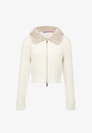 Weiße gerippte Strickjacke in cropped Form mit einem beigen Kunstfellkragen, langen Ärmeln und einem silbernen Reißverschlussverschluss auf der Vorderseite.