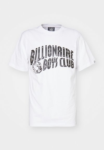 Bílý bavlněný tričko se vzorem textu "Billionaire Boys Club" ve velkém černém písmu, s grafikou astronauta vlevo. Krátké rukávy.